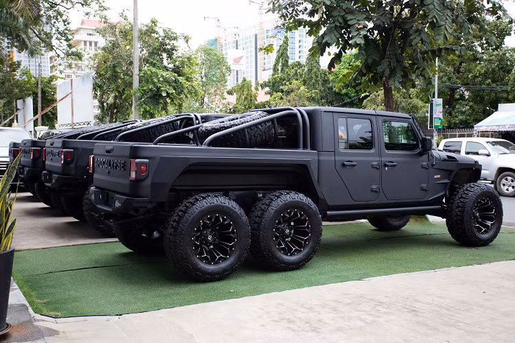 Trên thân 4 chiếc Apocalypse 6x6 có gắn logo LS3 thế nên là phiên bản được trang bị khối động cơ V8 6.2L như trên các mẫu Corvette sản sinh công suất tối đa 500 mã lực, mô-men xoắn cực đại 640 Nm. Hộp số là loại tự động 8 cấp, dẫn động 6 bánh.