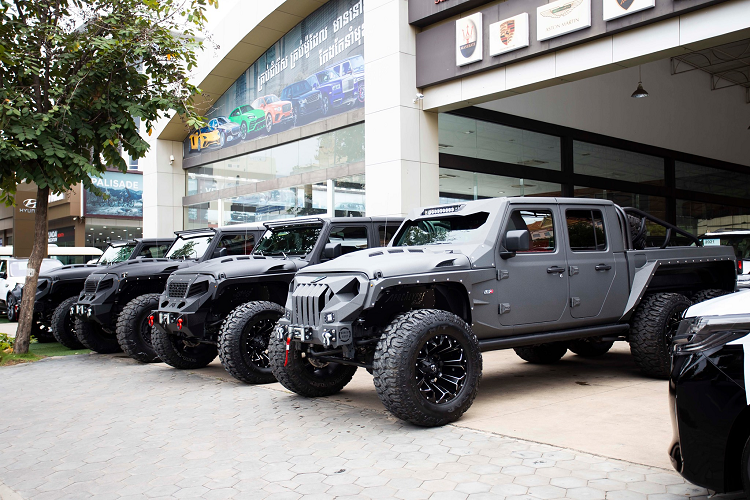 Đầu xe được gắn tời với với sức kéo hơn 4,3 tấn trong khi cản sau đi kèm với một thanh giằng có thể chịu tải trọng lên đến 5.440 kg. Đèn pha LED công suất cao có vòng Halo đổi màu. Những chiếc Apocalypse 6x6 độ từ Jeep này cũng được trang bị bộ lốp khổng lồ kích thước đến 40 inch.