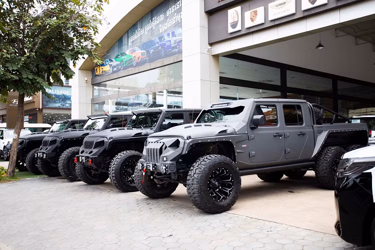 Đầu xe được gắn tời với với sức kéo hơn 4,3 tấn trong khi cản sau đi kèm với một thanh giằng có thể chịu tải trọng lên đến 5.440 kg. Đèn pha LED công suất cao có vòng Halo đổi màu. Những chiếc Apocalypse 6x6 độ từ Jeep này cũng được trang bị bộ lốp khổng lồ kích thước đến 40 inch.