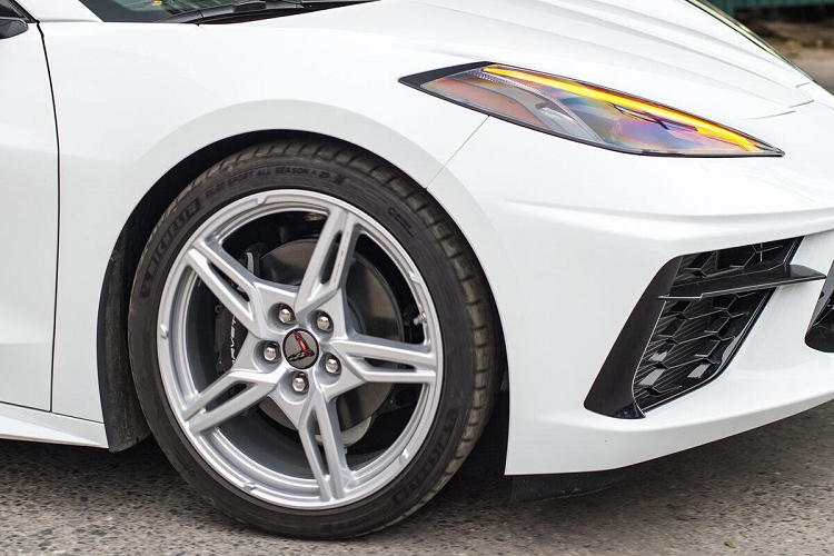 Tương tự phiên bản cũ, xe thể thao mui trần Chevrolet Corvette C8 có thiết kế mui cứng tháo lắp bằng tay được đánh giá khá bất tiện. Ấn tượng trên dòng xe này chính là việc bản mui trần lần đầu tiên sử dụng mui xếp cứng hoạt động bằng điện, chỉ thông qua 1 nút bấm giúp người lái sử dụng mui khá nhàn so với bản có mặt tại dải đất hình chữ S.