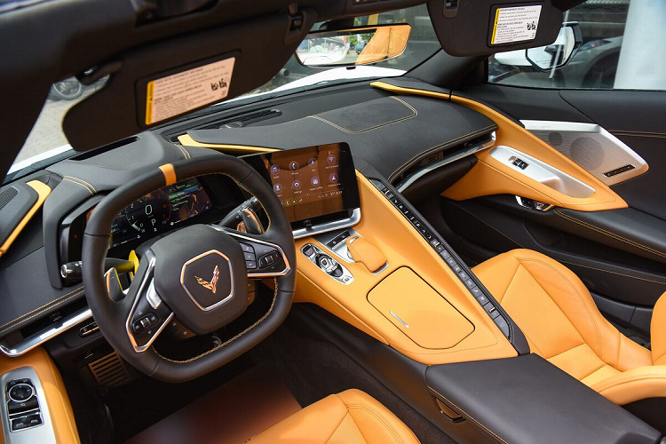 Dù chỉ là bản tiêu chuẩn nhưng trang bị trên mẫu xe Chevrolet Corvette C8 Stingray 2LT mới được một người yêu xe ở Cần Thơ bán lại cũng rất "xịn sò".