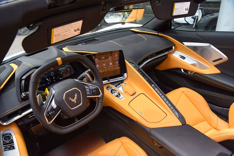 Dù chỉ là bản tiêu chuẩn nhưng trang bị trên mẫu xe Chevrolet Corvette C8 Stingray 2LT mới được một người yêu xe ở Cần Thơ bán lại cũng rất "xịn sò".