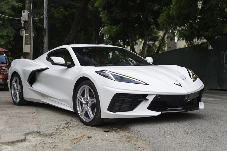 Mức giá giao dịch không được tiết lộ, nhưng ông chủ công ty nhập khẩu cho biết khả năng lái của Chevrolet Corvette C8 hàng hiếm tại Việt Nam này không thua kém gì siêu xe. Đây là chiếc Corvette C8 độc nhất vô nhị tại dải đất hình chữ S từ một người đam mê xe ở Cần Thơ.