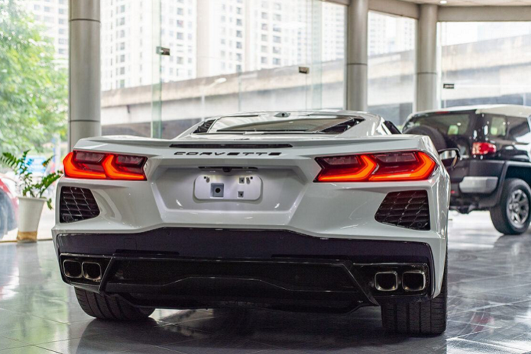 Chevrolet Corvette C8 Stingray 2LT có thể bức tốc từ vị trí xuất phát lên 100 km/h trong chưa đầy 3 giây trước khi đạt tốc độ tối đa hơn 300 km/h.