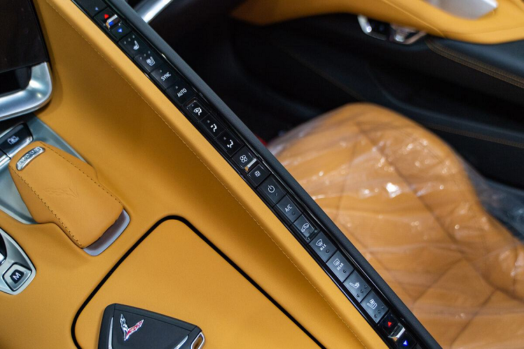 Đi cùng động cơ này trên Chevrolet Corvette thế hệ thứ 8 độc nhất Việt Nam chính là hộp số ly hợp kép 8 cấp do Tremec thiết kế và truyền sức mạnh đến 2 bánh sau.