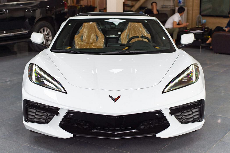 Dù dòng xe thể thao mui trần Chevrolet Corvette C7 nhận được rất nhiều sự quan tâm của những người chơi xe trong nước có hơn 15 chiếc được mang về dải đất hình chữ S với nhiều biến thể khác nhau, đến thế hệ thứ 8 này, chỉ mới có độc nhất một chiếc Chevrolet Corvette C8 xuất hiện do đơn đặt hàng của đại gia Cần Thơ