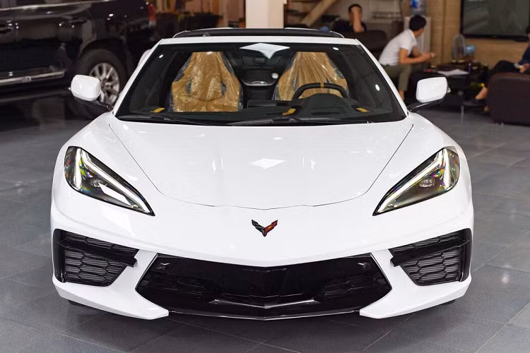 Dù dòng xe thể thao mui trần Chevrolet Corvette C7 nhận được rất nhiều sự quan tâm của những người chơi xe trong nước có hơn 15 chiếc được mang về dải đất hình chữ S với nhiều biến thể khác nhau, đến thế hệ thứ 8 này, chỉ mới có độc nhất một chiếc Chevrolet Corvette C8 xuất hiện do đơn đặt hàng của đại gia Cần Thơ