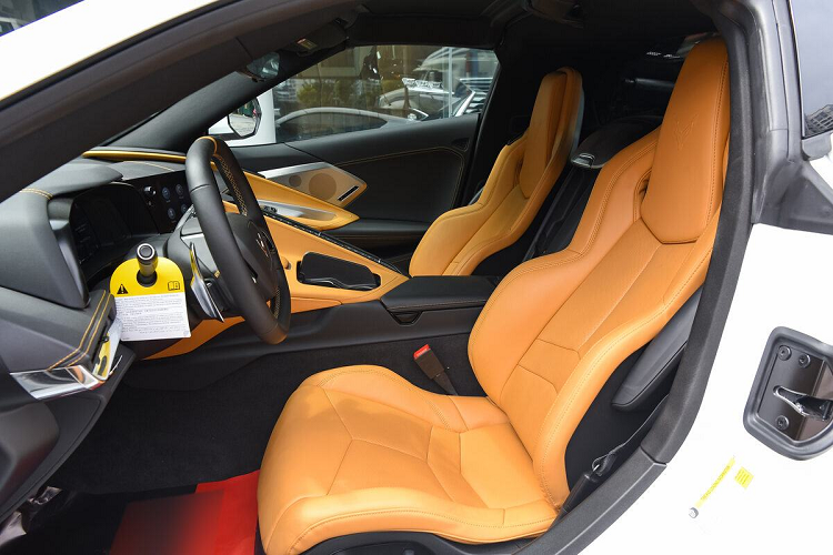 Giá xe Chevrolet Corvette C8 ở Việt Nam không được tiết lộ, chỉ biết rằng, tại thị trường Nhật Bản, chiếc xe thể thao mui trần Chevrolet Corvette thế hệ thứ 8 có giá từ 11,8 triệu yên hay 108.000 đô la, tương đương với 2,5 tỷ đồng cho phiên bản 2LT.