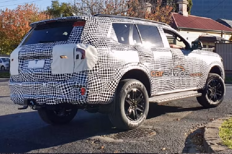 Trong khi đó, động cơ diesel 4 xi-lanh, tăng áp, dung tích 2.0L sẽ được trang bị tiêu chuẩn cho xe. Riêng động cơ diesel 5 xi-lanh, tăng áp, dung tích 3.2L của Ford Everest cũ sẽ bị loại bỏ.