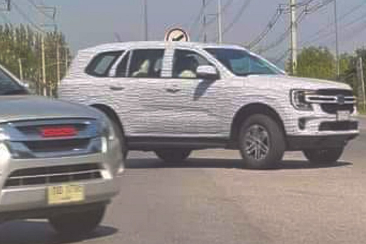 Tùy vào thị trường, Ford Everest mới sẽ dùng những loại động cơ khác nhau. Dự đoán, bản cao cấp của xe sẽ được trang bị động cơ diesel V6, tăng áp, dung tích 3.0L giống với Ranger thế hệ mới. Đây là động cơ hiện đang được dùng cho mẫu xe bán tải cỡ lớn Ford F-150 ở thị trường Mỹ.