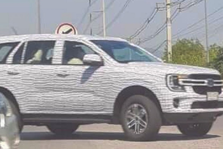 Qua những hình ảnh chụp trên đường thử, có thể thấy mẫu xe SUV Ford Everest 2022 sở hữu thiết kế đầu xe khá giống với Ranger mới. Trên đầu xe cũng có cụm đèn pha LED hình chữ "C" mới, được bao quanh bằng dải đèn LED định vị ban ngày. Nằm giữa đèn pha là lưới tản nhiệt mới, được chia đôi bằng nan kép tích hợp logo của hãng Ford.