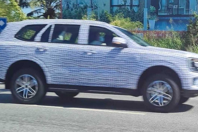 Tiếp đến là cản trước "cơ bắp" hơn, đi kèm khung lắp biển số và hốc gió trung tâm khá rộng. Nằm ở hai góc cản trước là hốc đèn sương mù nhỏ Chưa hết, Ford Everest 2022 còn được trang bị nắp ca-pô và nóc xe phẳng. Trong khi đó, thiết kế bên sườn lại khá gọn gàng, đi với bệ bước chân cỡ lớn. Đằng sau, mẫu SUV cỡ trung này được được bổ sung thiết kế đuôi xe hoàn toàn mới với cụm đèn hậu LED hình chữ "C", tạo sự tương đồng với đèn pha. Đó là chưa kể đến cửa cốp sau hoàn toàn mới