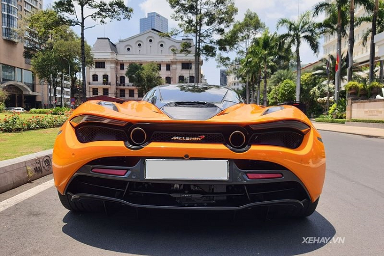 Phần đầu xe dễ dàng thu hút sự chú ý của người đối diện nhờ những đường nét cắt xẻ táo bạo, và cặp đèn pha LED có công nghệ Static Adaptive Headlight - không gây ra hiện tượng chói mắt cho các xe lưu thông ở chiều ngược lại.