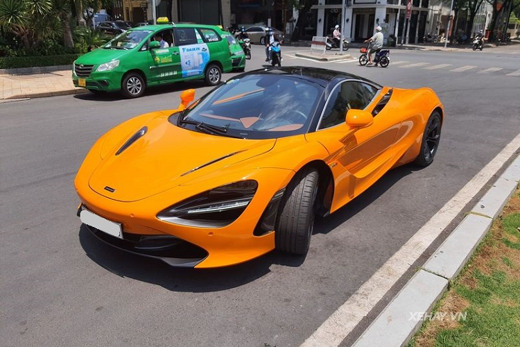 Bên cạnh bộ cánh màu cam rực rỡ, siêu xe McLaren 720S còn gây ấn tượng bởi phần nóc xe sơn đen và bộ la-zăng 5 chấu kép sơn đen mờ cá tính có thiết kế "không đụng hàng" với bất kỳ chiếc 720S nào khác ở Việt Nam, đi kèm là bộ lốp hàng hiệu Pirelli P Zero.