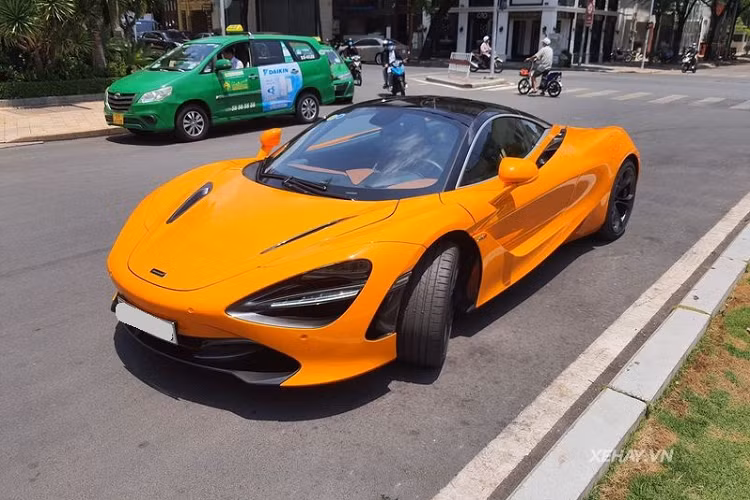 Bên cạnh bộ cánh màu cam rực rỡ, siêu xe McLaren 720S còn gây ấn tượng bởi phần nóc xe sơn đen và bộ la-zăng 5 chấu kép sơn đen mờ cá tính có thiết kế "không đụng hàng" với bất kỳ chiếc 720S nào khác ở Việt Nam, đi kèm là bộ lốp hàng hiệu Pirelli P Zero.