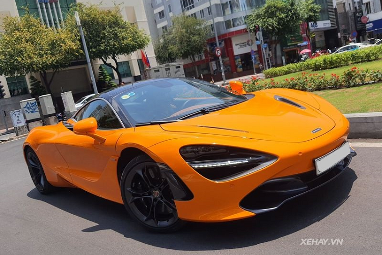 Di chuyển vào bên trong, cabin của chiếc McLaren 720S tai Việt Nam này được bọc hoàn toàn bằng da cao cấp với tông màu chính là màu da bò xen kẽ với một số chi tiết bọc da màu đen. Xe được trang bị hệ thống âm thanh 12 loa của Bowers&amp;Wilkins, vô-lăng có thể gập gọn, đồng hồ đo kỹ thuật số qua màn hình LCD...
