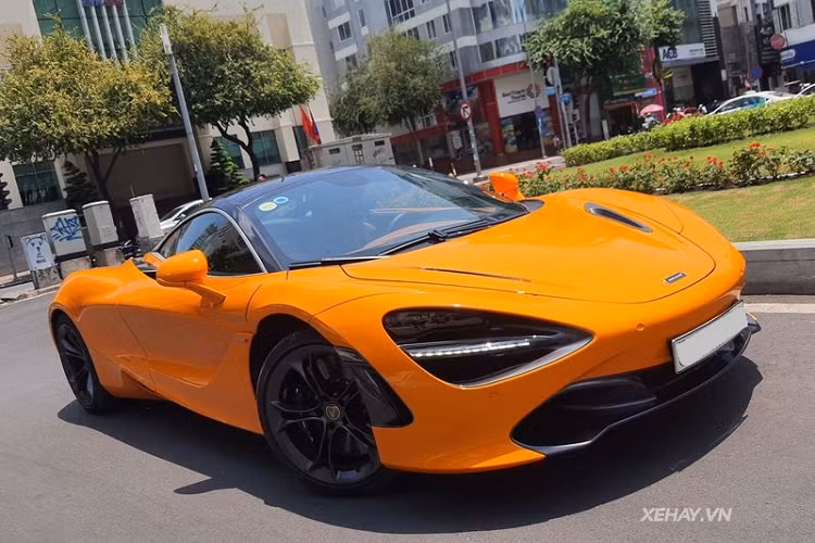 Di chuyển vào bên trong, cabin của chiếc McLaren 720S tai Việt Nam này được bọc hoàn toàn bằng da cao cấp với tông màu chính là màu da bò xen kẽ với một số chi tiết bọc da màu đen. Xe được trang bị hệ thống âm thanh 12 loa của Bowers&amp;Wilkins, vô-lăng có thể gập gọn, đồng hồ đo kỹ thuật số qua màn hình LCD...