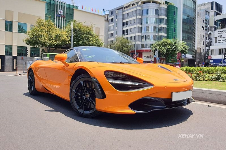 "Trái tim" của McLaren 720S là khối động cơ tăng áp kép V8 4.0 lít hoàn toàn mới, sản sinh công suất 720 mã lực và mô-men xoắn cực đại 770Nm, kết hợp cùng hộp số bán tự động ly hợp kép 7 cấp. Siêu xe có thể chạy nước rút từ 0 - 100 km/h trong 2,7 giây.