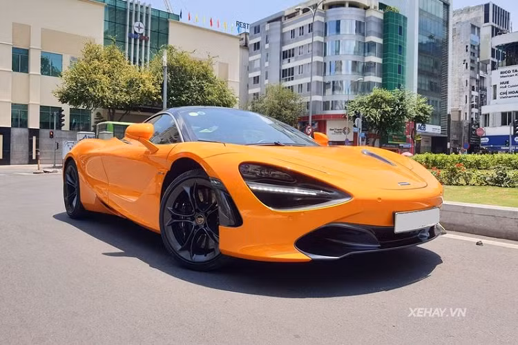 "Trái tim" của McLaren 720S là khối động cơ tăng áp kép V8 4.0 lít hoàn toàn mới, sản sinh công suất 720 mã lực và mô-men xoắn cực đại 770Nm, kết hợp cùng hộp số bán tự động ly hợp kép 7 cấp. Siêu xe có thể chạy nước rút từ 0 - 100 km/h trong 2,7 giây.