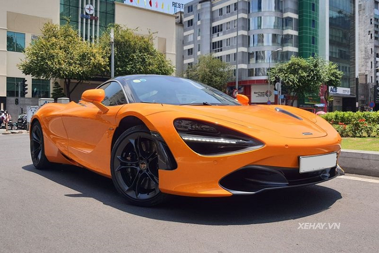 Được ra đời với sứ mệnh kế nhiệm 650S, McLaren 720S có diện mạo vô cùng khí động học với phần vỏ xe được làm từ các miếng nhôm siêu nhẹ và hệ thống thống khung gầm được làm hoàn toàn từ sợi carbon.