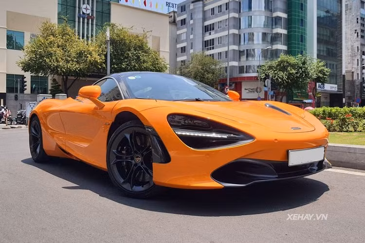 Được ra đời với sứ mệnh kế nhiệm 650S, McLaren 720S có diện mạo vô cùng khí động học với phần vỏ xe được làm từ các miếng nhôm siêu nhẹ và hệ thống thống khung gầm được làm hoàn toàn từ sợi carbon.
