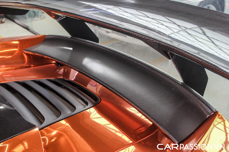 Nắp capo xe được làm bằng chất liệu carbon bóng, phần mui xe cũng được dán đen, cánh gió nhỏ phía dưới của xe và phần nắp mui cũng được dán màu đen mờ cá tính.