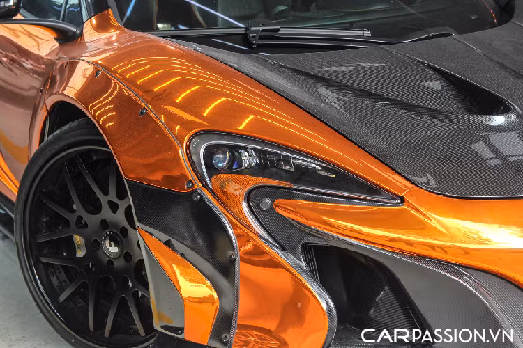 Việc đổi màu cho chiếc xe được thực hiện tại Sun Car Luxury có địa chỉ tại Số 233 Lê Duẩn, quận Hai Bà Trưng, Hà Nội. Nơi đây được biết đến với các dịch vụ như detail, dán đổi màu xe hay thậm chí là nâng cấp các chi tiết độ cho các dòng xe. Đây cũng là địa chỉ quen thuộc thường “tiếp đón” những mẫu xe sang, siêu xe hàng độc tại Hà Nội.