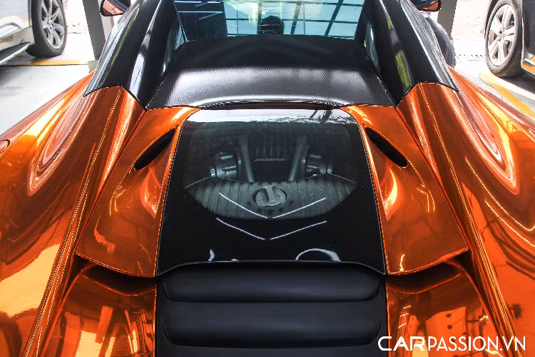 McLaren 650S được trang bị động cơ V8 3.8 Lít tăng áp kép sản sinh công suất 650 mã lực – Đúng như tên gọi của chiếc xe. Với sức mạnh này, chiếc xe có thể tăng tốc từ 0-100km/h chỉ trong vòng 3 giây trước khi đạt tốc độ tối đa lên tới 333km/h.