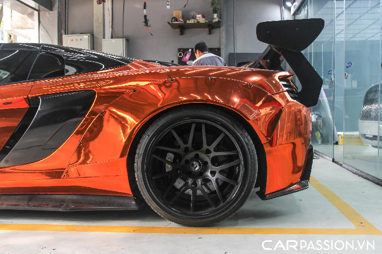 Với lớp áo này, chiếc 650S Spider trở nên khác biệt hơn so với lớp áo chrome bạc vốn đã “gắn bó” với chiếc xe trong một vài năm.