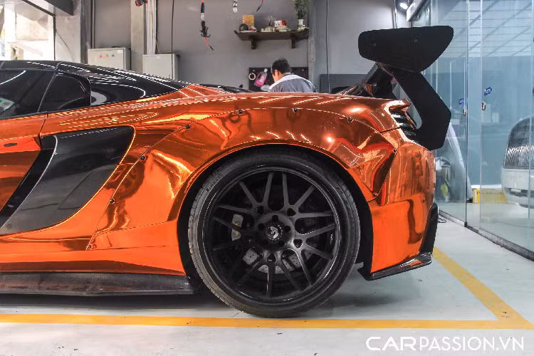 Với lớp áo này, chiếc 650S Spider trở nên khác biệt hơn so với lớp áo chrome bạc vốn đã “gắn bó” với chiếc xe trong một vài năm.