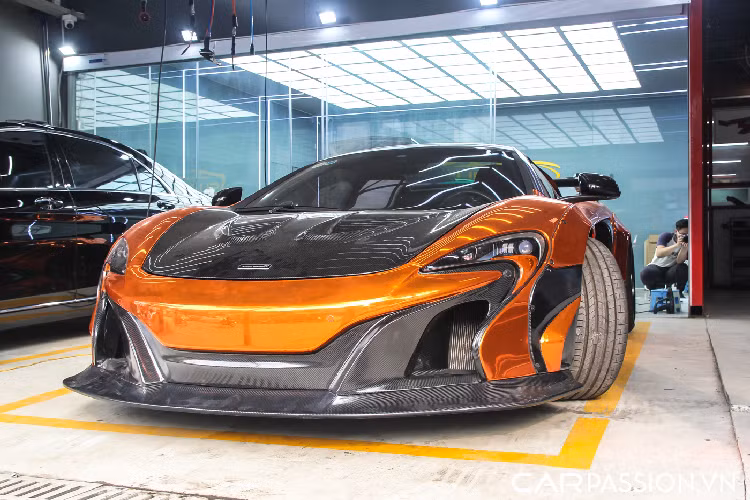 Chiếc McLaren 650S Spider này chính là chiếc 650S đầu tiên tại Việt Nam được nâng cấp với gói độ Liberty Walk đầy hấp dẫn. Đây đồng thời cũng chính là một trong những chiếc xe độ Liberty Walk đầu tiên tại Việt Nam, hưởng ứng phong trào độ thân rộng đang trở thành xu thế trên thế giới. Sự “độc đáo” mà Liberty Walk đem tới cho 650S chính là phương pháp độ thân rộng (Widebody) với những vòm bánh lớn được đính vào thân xe bằng đinh tán, kèm với đó chính là hệ thống phuộc khí nén giúp chiếc xe có thể hạ gầm tới sát đất.