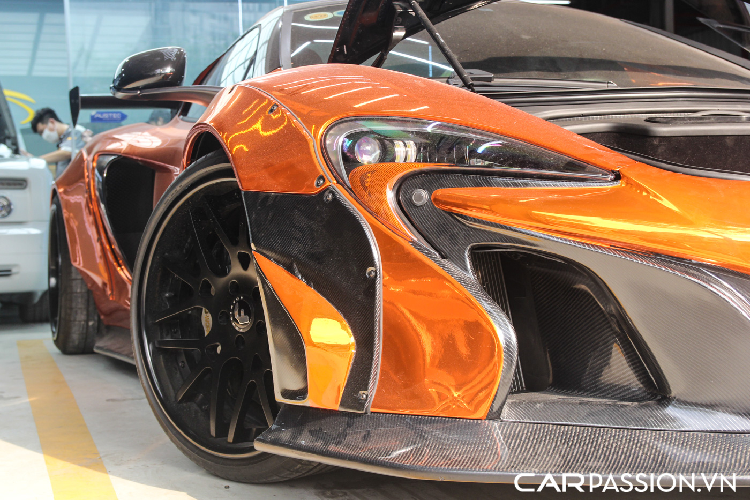 Chiếc 650S Spider này mang trên mình màu sơn nguyên bản là màu cam McLaren Orange, tuy nhiên ngay từ khi được nâng cấp với gói độ thân rộng Liberty Walk, chiếc xe đã được chủ sở hữu lựa chọn dán đổi màu với lớp decal màu chrome bạc ấn tượng, kết hợp với đó chính là một số mảng màu màu vàng gold. Vừa qua, chiếc xe đã được chủ sở hữu lựa chọn trang bị một lớp decal mới màu chrome cam. So với lớp decal đổi màu đầu tiên, màu cam chrome phần nào phù hợp hơn với chiếc siêu xe Anh Quốc bởi lẽ, những chiếc 650S thường được trang bị màu sơn cam với các sắc độ khác nhau.