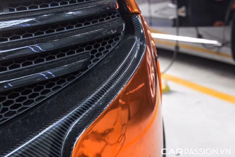 Chiếc 650S Spider được phối với màu cam chrome chủ đạo, tuy nhiên một số chi tiết của xe vẫn được phối với màu đen nhằm tạo nên vẻ hầm hố cho xe.