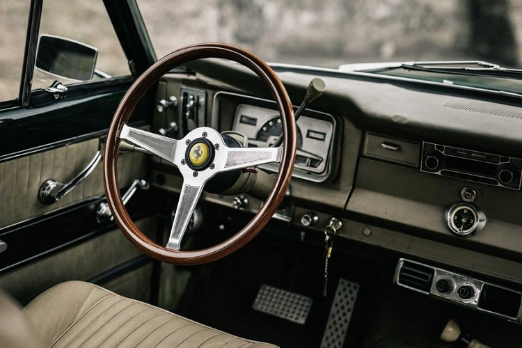 Cụ thể hơn, Harrah đã có cơ hội tiếp cận một chiếc Ferrari 365 GT 2+2 1969 bởi thợ máy của ông ấy đã đâm chiếc xe trong một trận bão. Sau đó, Harrah mua thêm một chiếc Jeep Wagoneer 1969 mới tinh và trả tiền để kết hợp hai cỗ máy vô cùng khác biệt này.