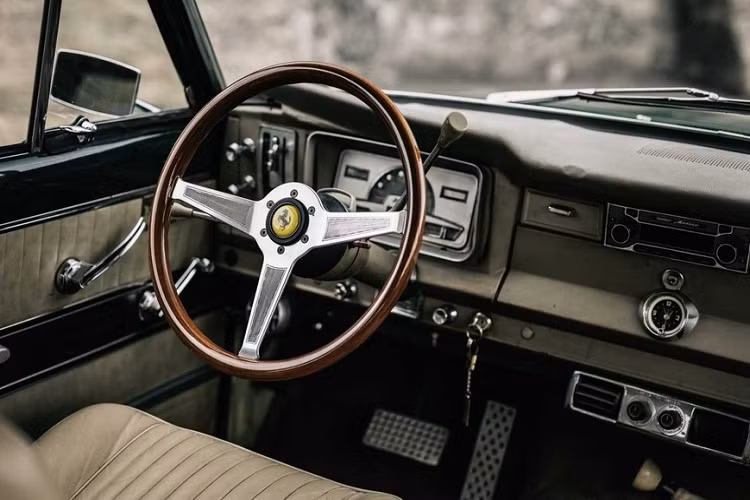 Cụ thể hơn, Harrah đã có cơ hội tiếp cận một chiếc Ferrari 365 GT 2+2 1969 bởi thợ máy của ông ấy đã đâm chiếc xe trong một trận bão. Sau đó, Harrah mua thêm một chiếc Jeep Wagoneer 1969 mới tinh và trả tiền để kết hợp hai cỗ máy vô cùng khác biệt này.