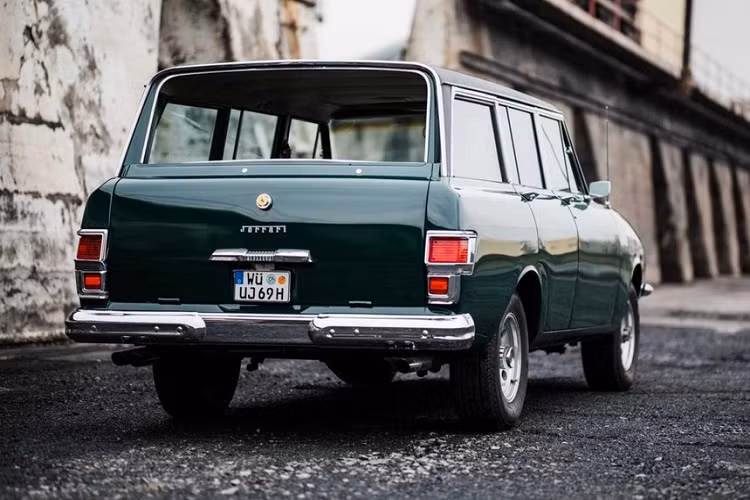 Hiện tại, chiếc xe đang được rao bán trên trang Classic Driver với giá theo yêu cầu. Nhìn chung, đây là một cơ hội hiếm để sở hữu một chiếc xe độ cực độc có thể được coi là “SUV Ferrari đầu tiên” trong lịch sử.