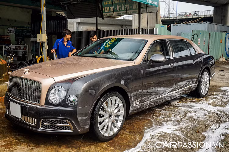 Việc khai tử Bentley Mulsanne siêu sang khiến cho đông đảo người hâm mộ trên toàn thế giới không khỏi tiếc nuối, bởi lẽ đây là mẫu xe có diện mạo ấn tượng, khoang nội thất được làm thủ công và khối động cơ đầy mạnh mẽ. Tại thị trường Việt Nam, Mulsanne là cái tên khá quen thuộc với những người yêu xe trong nước với số lượng lớn được các doanh nghiệp tư nhân và đại lý chính hãng mang về.