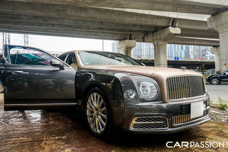 Xuất hiện trong bài viết là chiếc Bentley Mulsanne EWB hàng hiếm thuộc sở hữu của một doanh nhân tại Sài Gòn và đặc biệt hơn khi mẫu xe siêu sang này được chế tác bởi bộ phận cá nhân hoá Mulliner của hãng xe Anh Quốc.