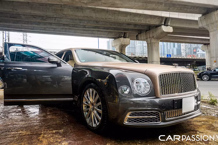 Xuất hiện trong bài viết là chiếc Bentley Mulsanne EWB hàng hiếm thuộc sở hữu của một doanh nhân tại Sài Gòn và đặc biệt hơn khi mẫu xe siêu sang này được chế tác bởi bộ phận cá nhân hoá Mulliner của hãng xe Anh Quốc.