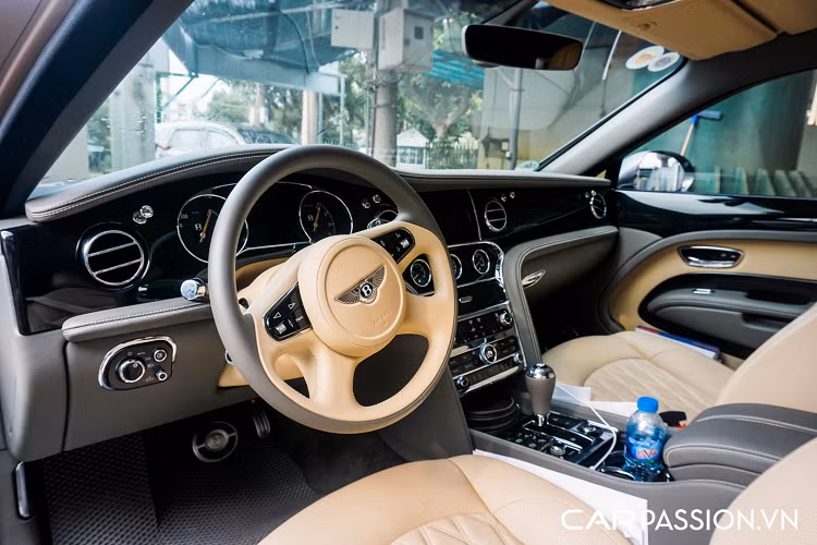 Thiết kế đèn pha trên Mulsanne thế hệ trước vẫn được giữ lại trên bản facelift này, tuy nhiên đã được cải tiến về mặt công nghệ với đèn pha full LED tích hợp đèn LED định vị ban ngày đẹp mắt. Chễm chệ ở phần đầu xe là logo "Flying B" dạng thò thụt, Mulsanne từng có thời gian là mẫu xe duy nhất của Bentley được trang bị logo này trước khi Flying Spur thế hệ mới lộ diện và cũng thay thế vị trí flagship của đàn anh Mulsanne.