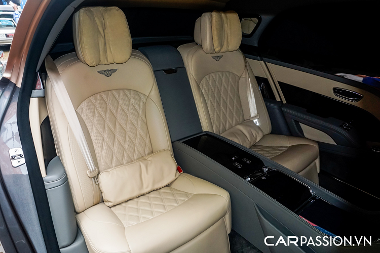 Thân xe giữ tạo hình vuông vức quyền lực với sự thay đổi rõ rệt nhất đến từ chiều dài của trục cơ sở. Như tên gọi của mình, Bentley Mulsanne EWB là viết tắt của Extended Wheelbase, điều này có nghĩa trục cơ sở của xe sẽ được kéo dài hơn. Cụ thể, chiều dài tổng thể của xe là 5.825 mm và trục cơ sở dài 3.516 mm, dài hơn 250 mm so với một chiếc Mulsanne tiêu chuẩn. Toàn bộ không gian được bổ sung thêm đều dành cho khoang sau của Mulsanne EWB góp phần khắc phục nhược điểm lớn nhất về mặt kích thước khi đối đầu với các mẫu xe đối thủ từ Rolls-Royce.