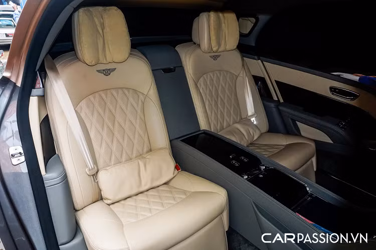 Thân xe giữ tạo hình vuông vức quyền lực với sự thay đổi rõ rệt nhất đến từ chiều dài của trục cơ sở. Như tên gọi của mình, Bentley Mulsanne EWB là viết tắt của Extended Wheelbase, điều này có nghĩa trục cơ sở của xe sẽ được kéo dài hơn. Cụ thể, chiều dài tổng thể của xe là 5.825 mm và trục cơ sở dài 3.516 mm, dài hơn 250 mm so với một chiếc Mulsanne tiêu chuẩn. Toàn bộ không gian được bổ sung thêm đều dành cho khoang sau của Mulsanne EWB góp phần khắc phục nhược điểm lớn nhất về mặt kích thước khi đối đầu với các mẫu xe đối thủ từ Rolls-Royce.