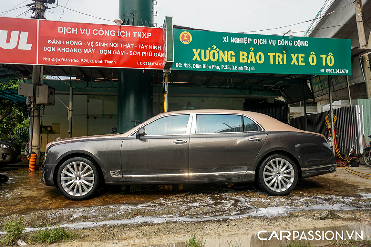 Bentley Mulsanne EWB được trang bị khối động cơ V8 tăng áp kép có dung tích 6.75 lít, sản sinh công suất tối đa 505 mã lực và mô-men xoắn cực đại đạt mức 1.020 Nm tại vòng tua máy 1.750 vòng/phút. Nhờ sức mạnh "khủng" và hộp số tự động ZF 8 cấp, chiếc sedan siêu sang nặng gần 3 tấn này dễ dàng tăng tốc từ 0-100 km/h chỉ trong 5,5 giây và đạt tốc độ tối đa 296 km/h.
