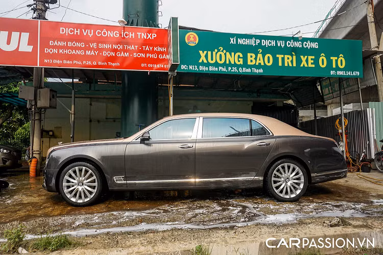 Bentley Mulsanne EWB được trang bị khối động cơ V8 tăng áp kép có dung tích 6.75 lít, sản sinh công suất tối đa 505 mã lực và mô-men xoắn cực đại đạt mức 1.020 Nm tại vòng tua máy 1.750 vòng/phút. Nhờ sức mạnh "khủng" và hộp số tự động ZF 8 cấp, chiếc sedan siêu sang nặng gần 3 tấn này dễ dàng tăng tốc từ 0-100 km/h chỉ trong 5,5 giây và đạt tốc độ tối đa 296 km/h.
