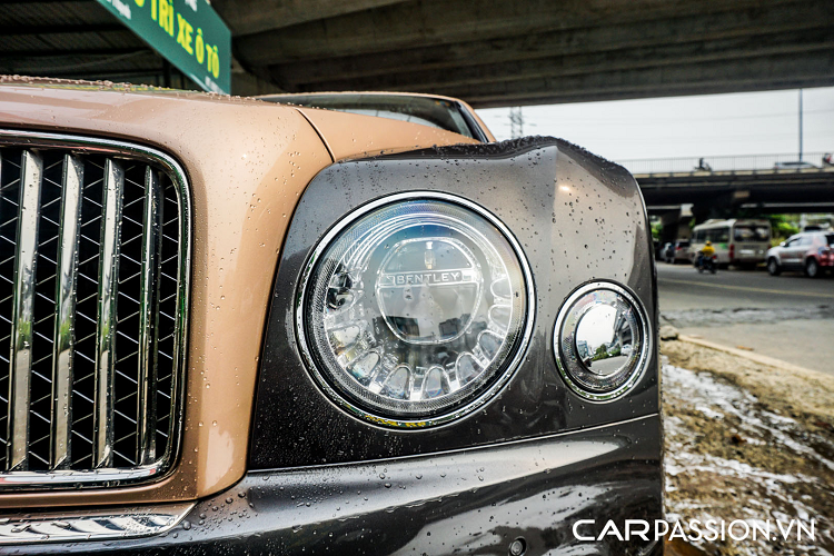 Nguyên bản xe được chủ nhân của mình lựa chọn lớp sơn ngoại thất là sự kết hợp của hai tông màu vàng hồng Rose Gold và xám Gray Magnetic, đây là phối màu đặc biệt được ưa chuộng bởi các khách hàng Việt Nam khi mang lại cho xe một diện mạo đầy thanh lịch và tinh tế, kết hợp cùng các chi tiết mạ chrome đậm chất cổ điển.