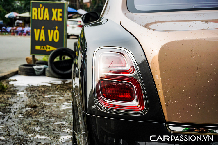 Hàng ghế thứ hai còn đi kèm với màn hình giải trí đa phương tiện, rèm điện tăng tính riêng tư và khả năng cách âm hàng đầu thế giới mang đến cho khách hàng trải nghiệm thư giãn đậm chất xa xỉ. Vô-lăng trên xe có dạng 4 chấu bọc da và khâu tay tỉ mỉ, đồng hồ tốc độ dạng analog với một màn hình điện tử, lẫy chuyển số, chân ga và chân phanh được mạ chrome. Ở vị trí trung tâm là một màn hình cảm ứng 8 inch tích hợp hệ thống thông tin giải trí, đi kèm với dàn âm thanh cao cấp đến từ thương hiệu Naim có công suất 2.000 W.