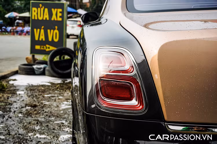 Hàng ghế thứ hai còn đi kèm với màn hình giải trí đa phương tiện, rèm điện tăng tính riêng tư và khả năng cách âm hàng đầu thế giới mang đến cho khách hàng trải nghiệm thư giãn đậm chất xa xỉ. Vô-lăng trên xe có dạng 4 chấu bọc da và khâu tay tỉ mỉ, đồng hồ tốc độ dạng analog với một màn hình điện tử, lẫy chuyển số, chân ga và chân phanh được mạ chrome. Ở vị trí trung tâm là một màn hình cảm ứng 8 inch tích hợp hệ thống thông tin giải trí, đi kèm với dàn âm thanh cao cấp đến từ thương hiệu Naim có công suất 2.000 W.