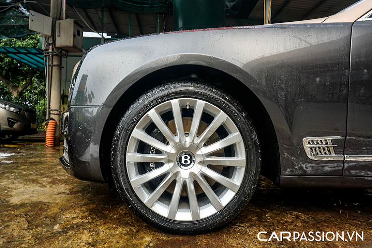 Tiến vào bên trong, ngay lập tức chúng ta sẽ bị choáng ngợp với khoang nội thất sang trọng được chế tác thủ công đầy tinh xảo. Khu vực bệ bước chân đặt 2 tấm kim loại khắc tên "Mulsanne" và khắc dòng chữ "Handcrafted by Bentley Mulliner, England" ám chỉ việc mẫu xe siêu sang này được hoàn thiện bởi bộ phận cá nhân hoá danh tiếng của Bentley.