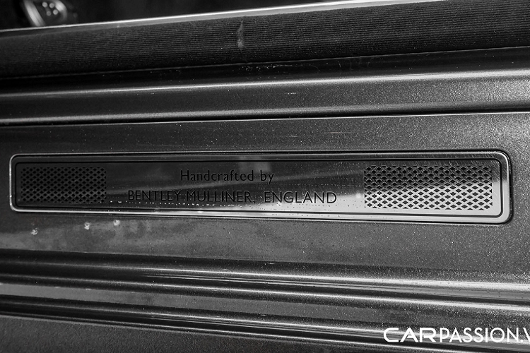 Cản trước của xe gây ấn tượng nhờ tạo hình sắc sảo, các khe hút gió nằm tách biệt thay vì nối liền như trên thế hệ đàn anh và điểm nhấn thực sự đến từ lưới tản nhiệt bằng kim loại được mạ chrome sáng bóng. Chi tiết này có các nan dọc ở bên ngoài và bên trong lại là mắt lưới đan chéo, thiết kế cầu kỳ này được lấy cảm hứng từ những chiếc Bentley ở thế kỷ trước.
