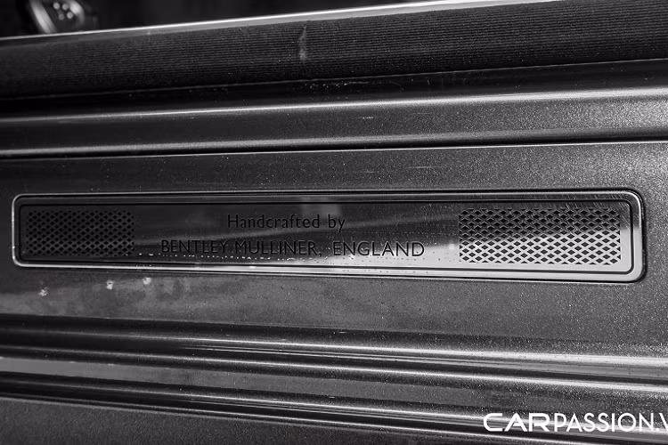 Cản trước của xe gây ấn tượng nhờ tạo hình sắc sảo, các khe hút gió nằm tách biệt thay vì nối liền như trên thế hệ đàn anh và điểm nhấn thực sự đến từ lưới tản nhiệt bằng kim loại được mạ chrome sáng bóng. Chi tiết này có các nan dọc ở bên ngoài và bên trong lại là mắt lưới đan chéo, thiết kế cầu kỳ này được lấy cảm hứng từ những chiếc Bentley ở thế kỷ trước.